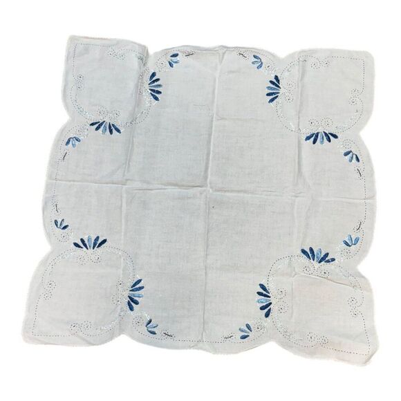 Vintage White & Blue Embroidered Tea Table Tablecloth 34" With Scalloped Edges - Picture 3 of 4